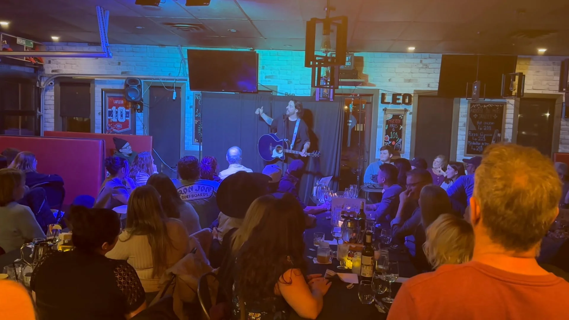 Spectacle en salle au Café Bistro Léo, à Thurso