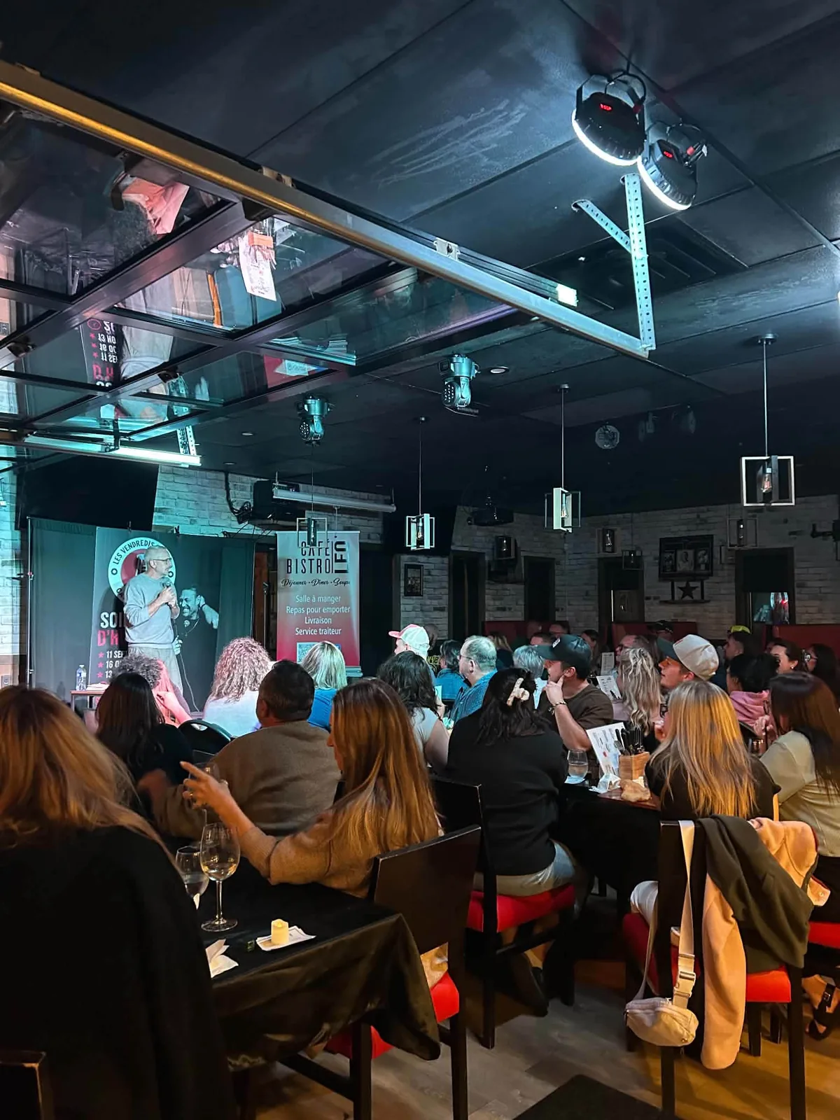 La salle pleine lors d'une soirée d'humour